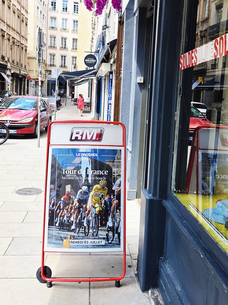 Chevalet d’affichage rouge Martinez Presse sur le trottoir d’une rue commerçante
