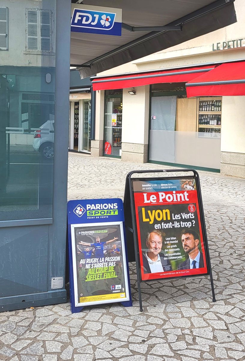 Deux chevalets d’affichage posés devant l’entrée d’un point de vente